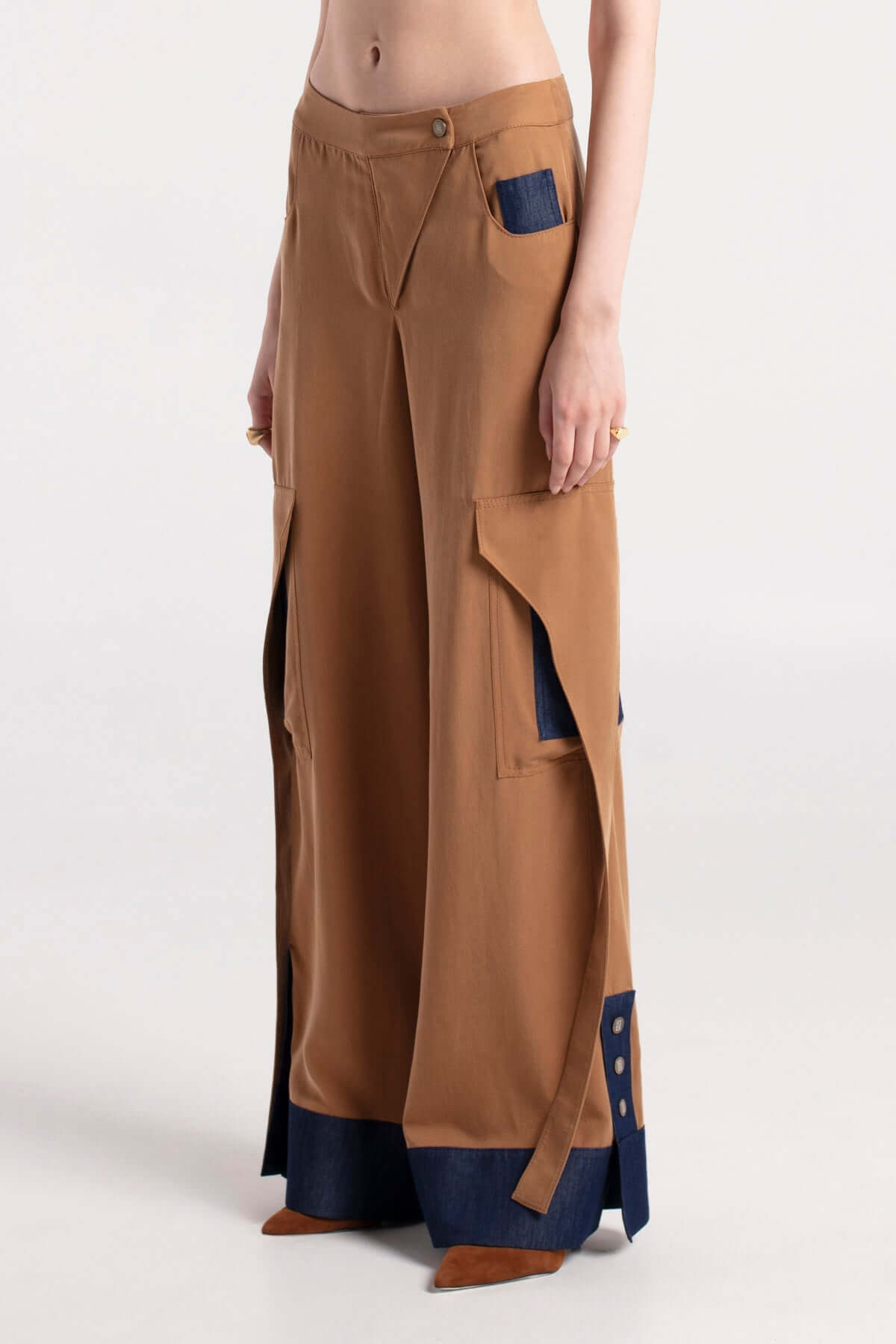 ALTA - Low Waist Pants with Pocket & Leg Detail MAYAMU